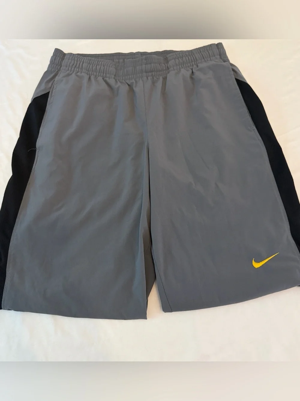 Nike LIVESTRONG Track Pants Men’s Medium Gray Black Yellow Swoosh Athletic Gym